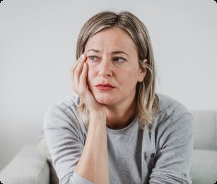 vermoeide vrouw op de bank