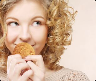 Vrouw gaat een koekje eten