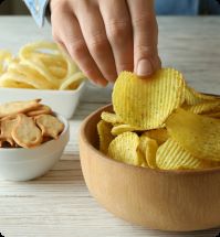 bakje met chips op tafel