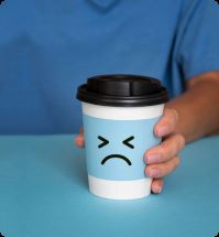 koffiebeker met sad emoji