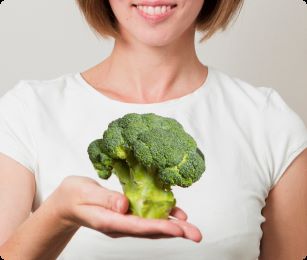 vrouw met broccoli