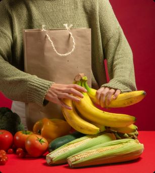 Persoon met een schaal fruit voor zich