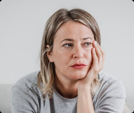 vrouw kijkt sip naar buiten