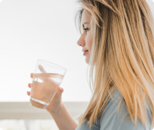 vrouw drinkt een glas water