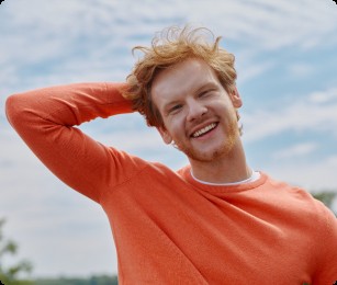 Lachende man in de buitenlucht