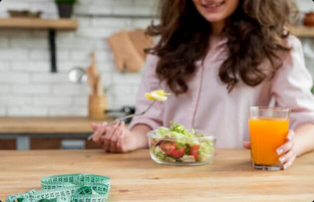 Vrouw eet salade