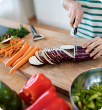 Verschillende veste groentes worden gesneden in de keuken