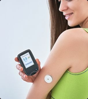 Vrouw heeft glucose meter op haar arm