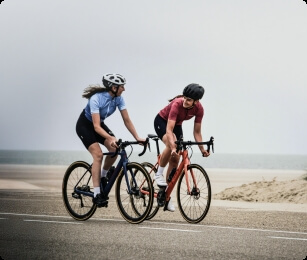 2 vrouwen aan het wielrennen