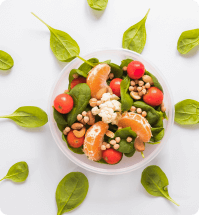 Gezonde salade met noten, fruit en groente
