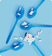 Blauwe lepels met witte capsules