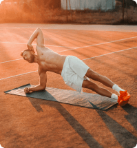Man doet core training in de buiten lucht