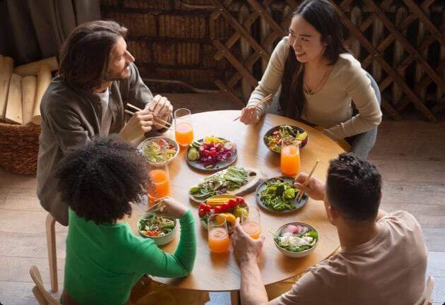 Mensen die aan tafel zitten te eten