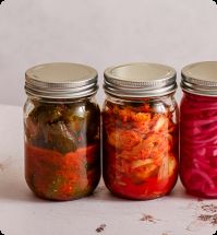 potten met gefermenteerd eten