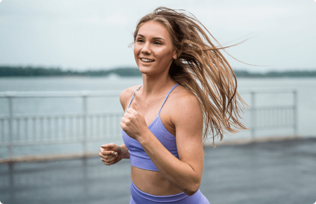 Vrouw is aan het hardlopen langs het water