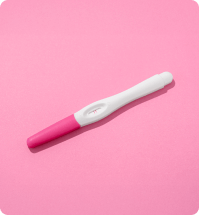 foto van zwangerschapstest op roze achtergrond