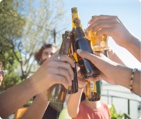 close up van proostende mensen met verschillende drankjes