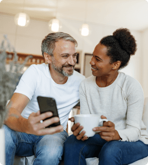 een man en vrouw kijken naar telefoon