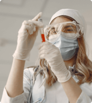 laborant kijkt naar reageerbuis
