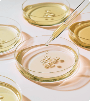pipet die druppelt op een glas voor onder de microscoop