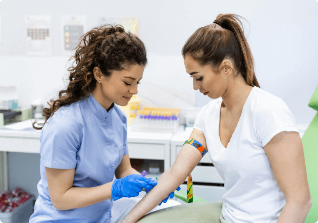 vrouwelijke arts in patient aan het behandelen om bloed af te nemen